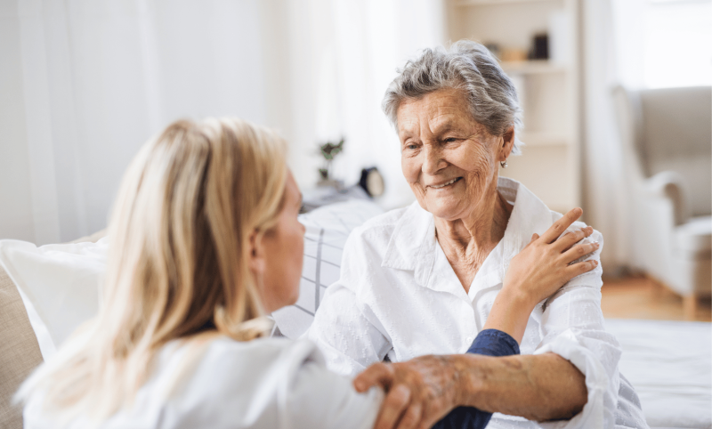 Vermittlung von Pflegekräften mit homecare24 von Wiehler im Bild ist eine Pflegekraft mit einer Bewohnerin