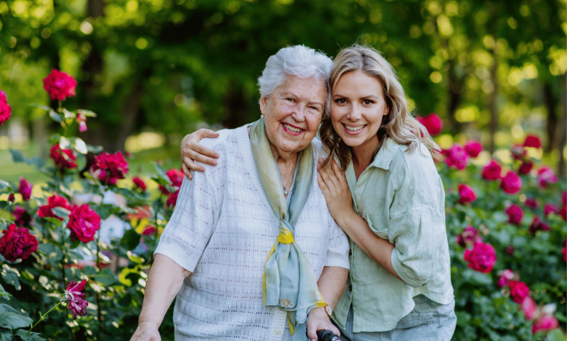 Pflegekraft in der 24 Stunden Betreuung mit Dame beim Spazierengehen