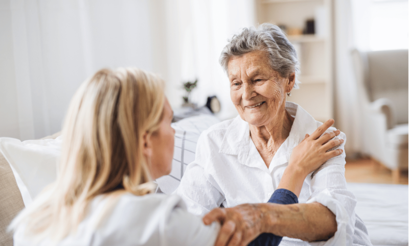 Vermittlung von Pflegekräften mit homecare24 von Wiehler im Bild ist eine Pflegekraft mit einer Bewohnerin